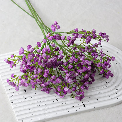 Fleurs synthétiques violettes